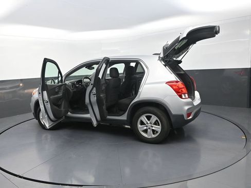 Used 2017 Chevrolet Trax LS w/ Fleet Convenience Package AWD/4WD image 33
