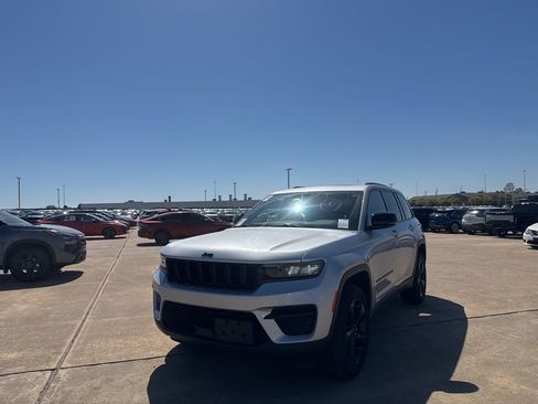 Used 2022 Jeep Grand Cherokee Altitude image 8