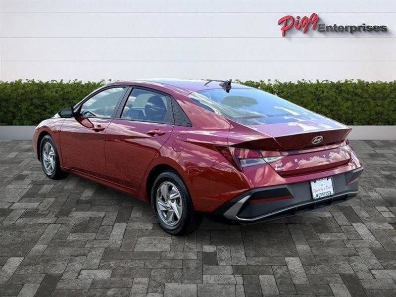 Used 2026 Hyundai Elantra SE FWD image 2