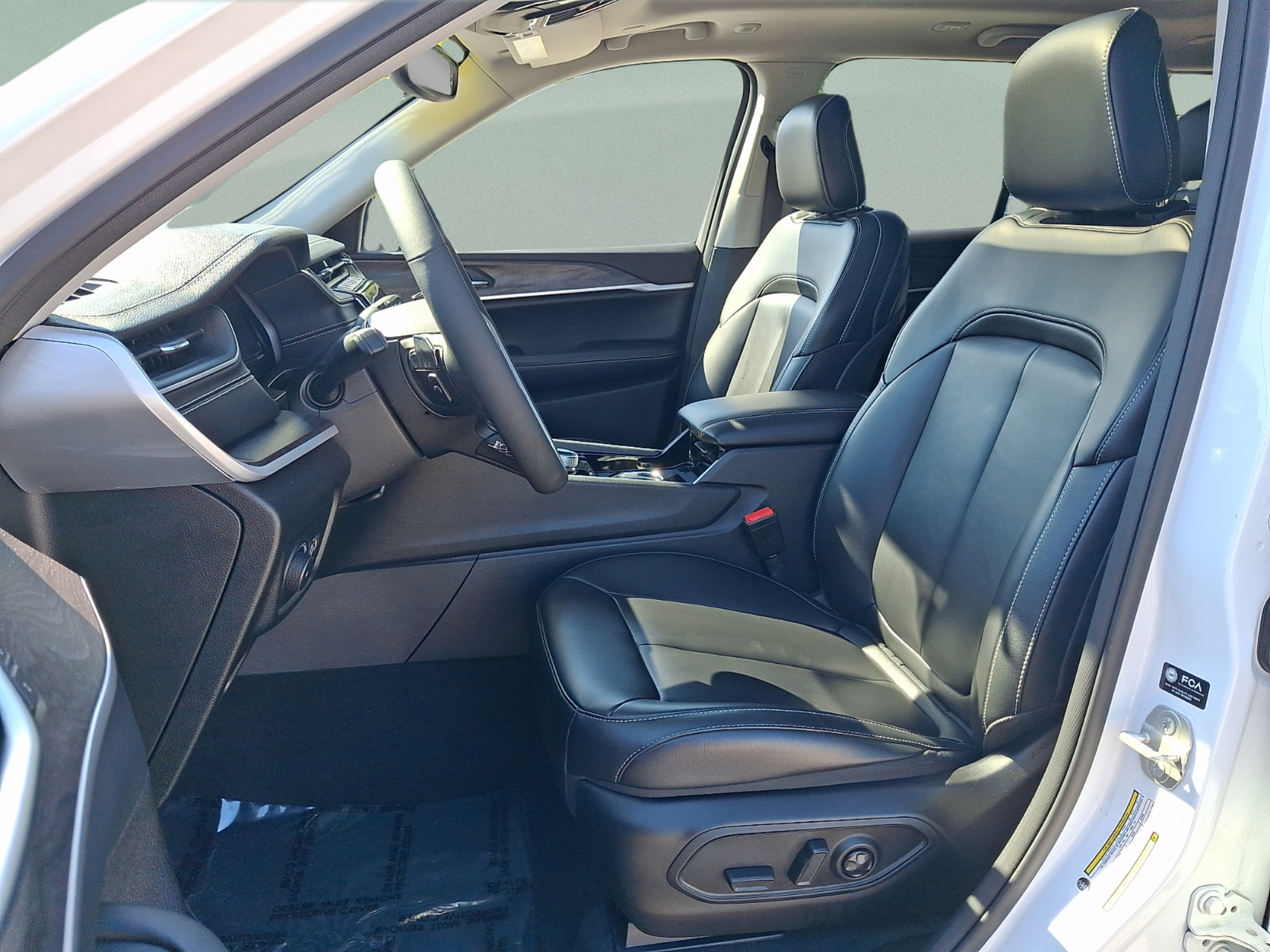 Used 2023 Jeep Grand Cherokee Limited w/ Black Appearance Package AWD/4WD image 12