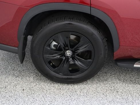 Certified 2025 Toyota Highlander XLE AWD/4WD image 6