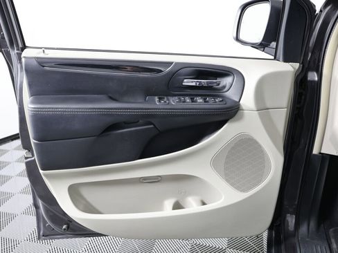 Used 2014 Chrysler Town & Country Touring-L image 12