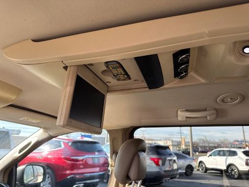 Used 2014 Chrysler Town & Country Touring FWD image 16
