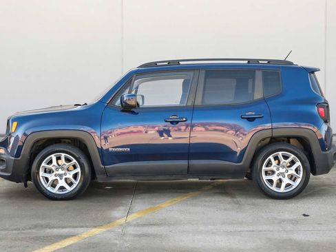 Used 2017 Jeep Renegade Latitude w/ Cold Weather Group image 9