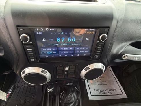 Used 2016 Jeep Wrangler Unlimited Sahara w/ Connectivity Group image 13