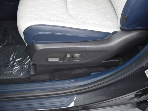 Used 2025 Kia Carnival EX image 12