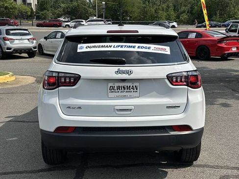 Used 2024 Jeep Compass Latitude w/ Sun and Sound Group AWD/4WD image 4