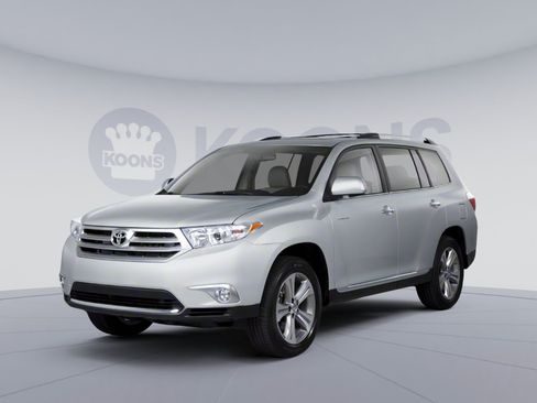 Used 2013 Toyota Highlander FWD w/ Cold Weather Pkg image 1