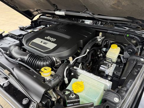 Used 2016 Jeep Wrangler Unlimited Rubicon image 33