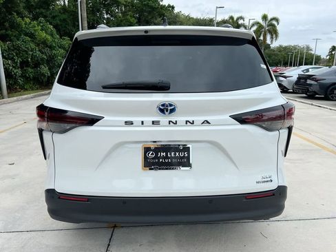 Used 2024 Toyota Sienna XLE FWD image 6