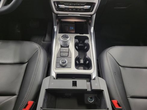 Used 2023 Ford Explorer XLT w/ Equipment Group 202A AWD/4WD image 18