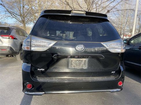 Used 2018 Toyota Sienna SE image 3