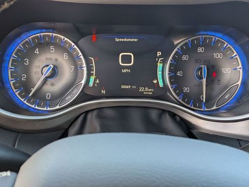 Used 2024 Chrysler Pacifica Touring-L image 15