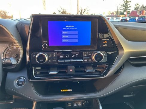 Used 2023 Toyota Highlander XLE image 16