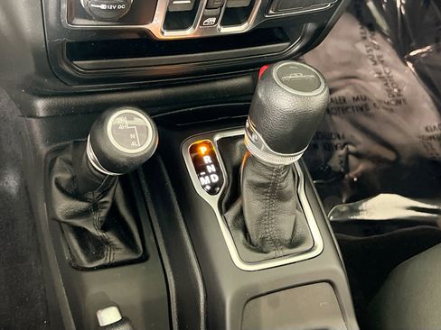 Used 2023 Jeep Gladiator Sport AWD/4WD image 16