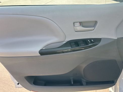 Used 2013 Toyota Sienna LE FWD image 17