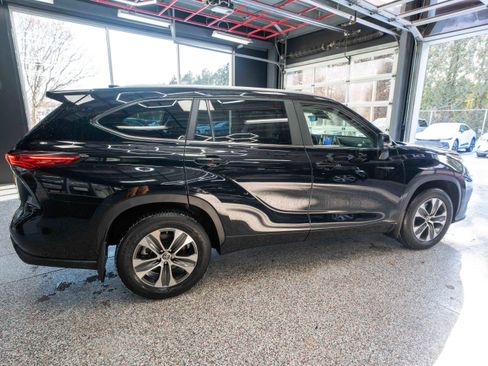 Used 2023 Toyota Highlander XLE image 4