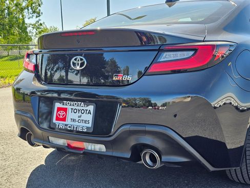 Used 2025 Toyota GR86 w/ ALL Weather Mat Package (TMS) RWD image 12