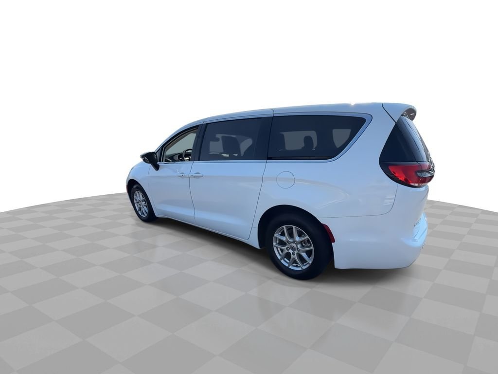 Used 2024 Chrysler Pacifica Touring-L FWD image 40