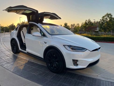 Used 2018 Tesla Model X 75D image 3