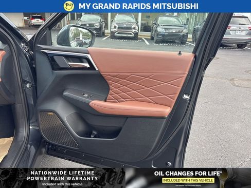 New 2025 Mitsubishi Outlander SEL image 13