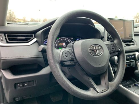 Used 2025 Toyota RAV4 LE image 33