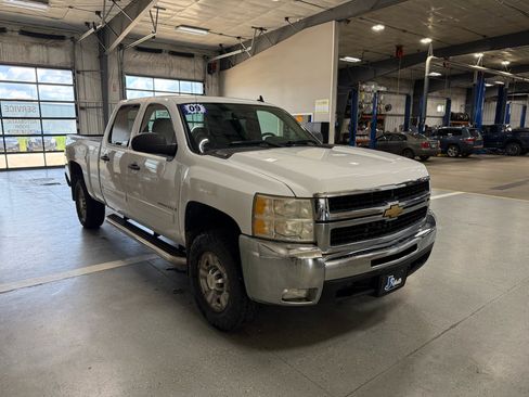 Used 2009 Chevrolet Silverado 2500 LT w/ Exterior Plus Package AWD/4WD image 4