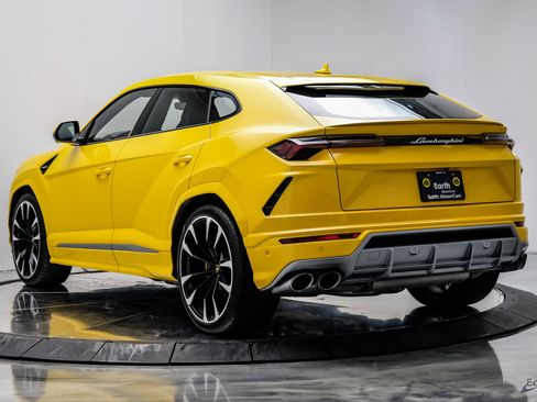 Used 2021 Lamborghini Urus AWD/4WD image 11