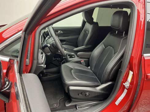 Used 2025 Chrysler Pacifica Select image 8