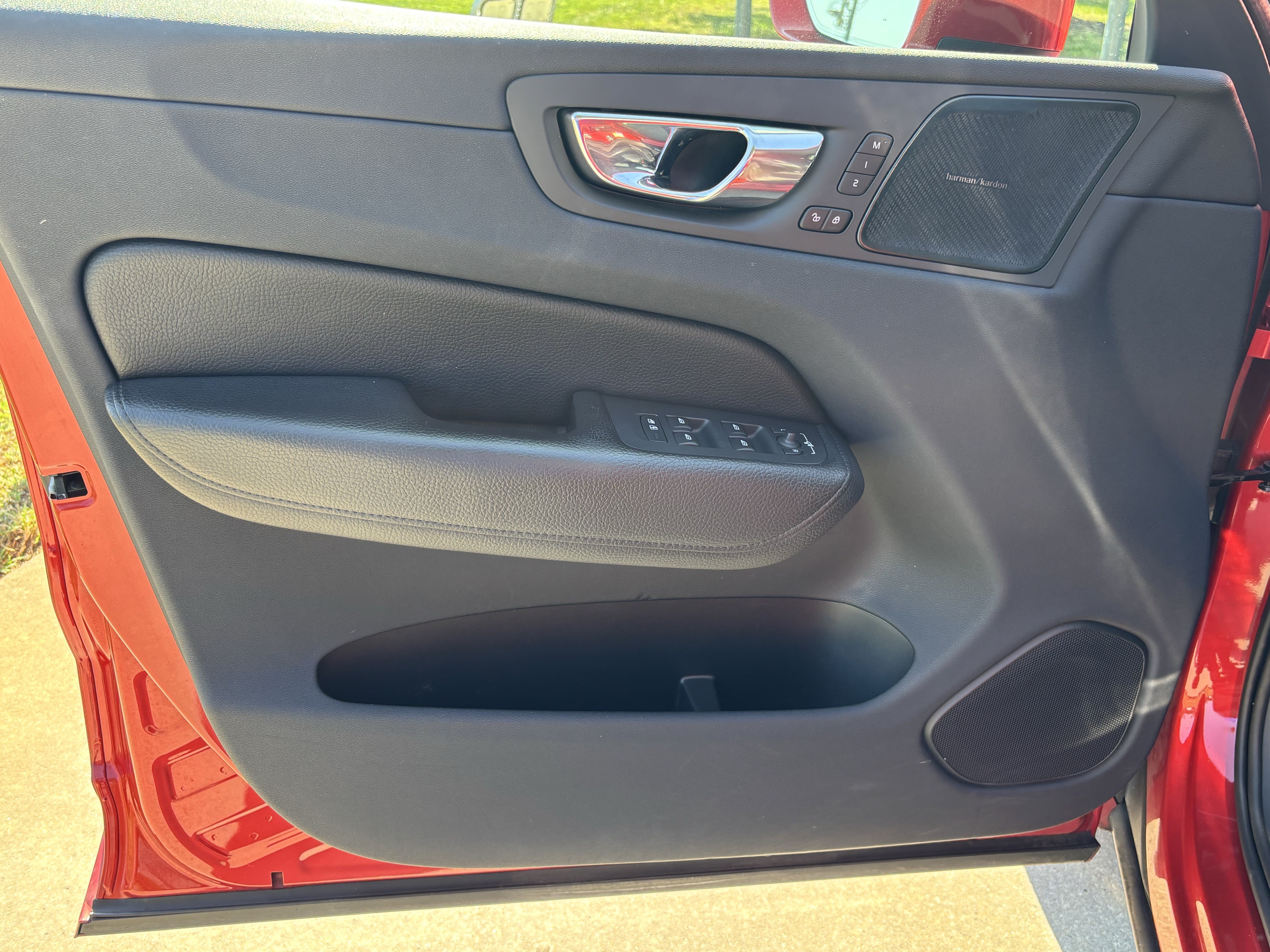 Used 2019 Volvo XC60 T5 Momentum w/ Multimedia Package FWD image 14