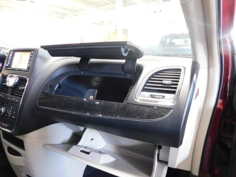 Used 2013 Chrysler Town & Country Touring-L w/ Driver Convenience Group FWD image 18