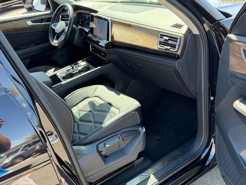 Used 2025 Volkswagen Atlas SE image 26