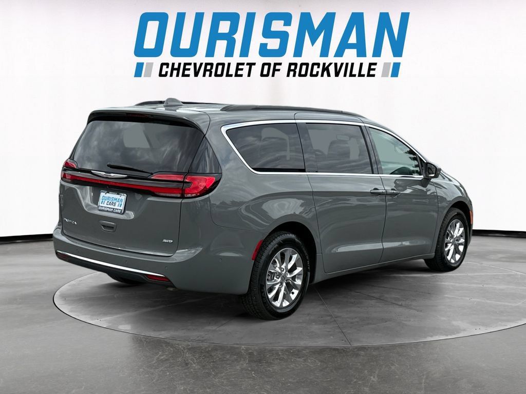 Used 2022 Chrysler Pacifica Touring-L w/ Uconnect Theater Family Group AWD/4WD image 6