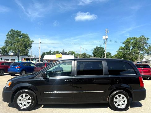 Used 2013 Chrysler Town & Country Touring image 2