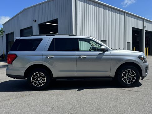 Used 2024 Ford Expedition XLT RWD image 4