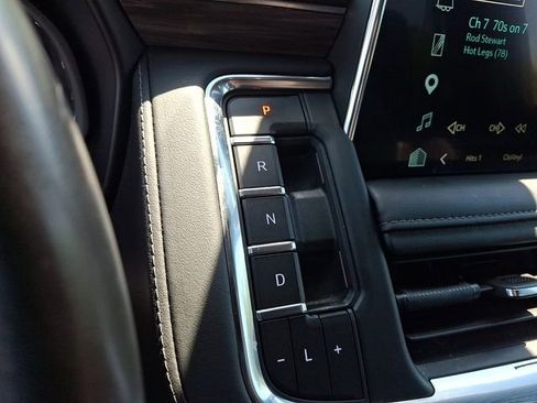 Used 2024 Chevrolet Tahoe Z71 w/ Luxury Package AWD/4WD image 17