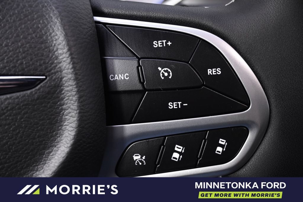 Used 2026 Chrysler Pacifica Select FWD image 35