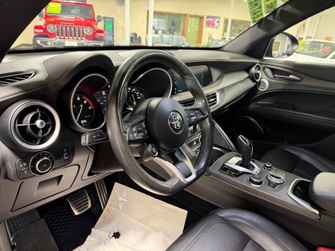 Used 2022 Alfa Romeo Stelvio Ti AWD/4WD image 17