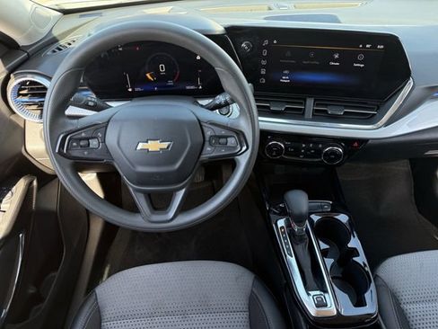 Certified 2025 Chevrolet Trax LT image 14