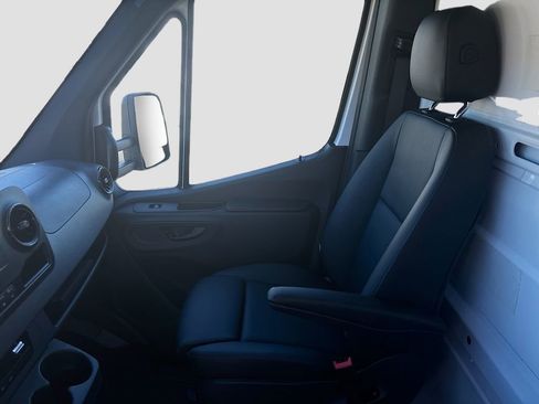 Used 2023 Mercedes-Benz Sprinter 4500 image 40