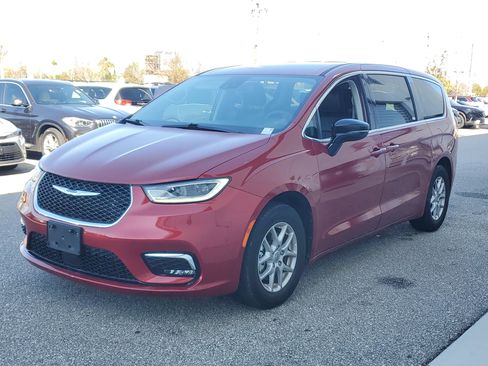 Used 2024 Chrysler Pacifica Touring-L image 8