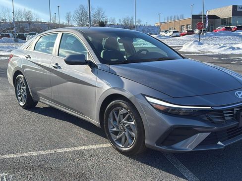 Used 2024 Hyundai Elantra SEL image 1
