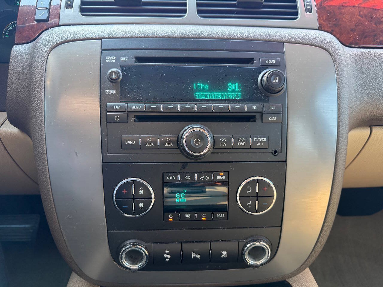 Used 2010 GMC Yukon XL SLT w/ SLT-2 Equipment Package AWD/4WD image 19