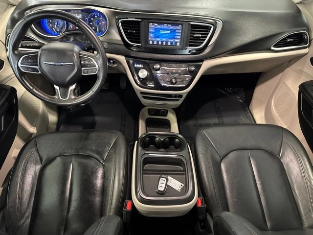 Used 2020 Chrysler Pacifica Touring-L FWD image 4