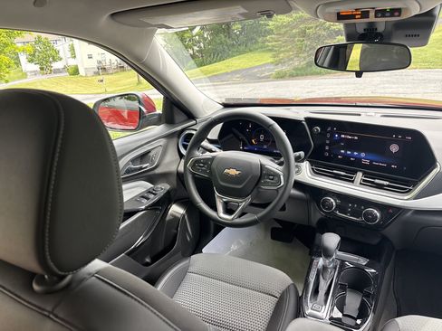 Used 2024 Chevrolet Trax LT w/ Driver Confidence Package FWD image 30