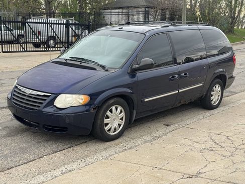 Used 2006 Chrysler Town & Country Touring image 2