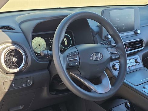 Used 2023 Hyundai Kona SE image 2