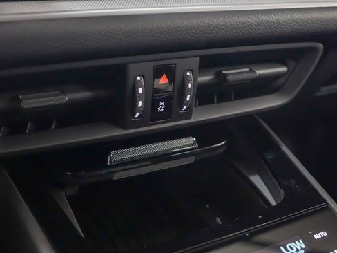 Certified 2025 Porsche Cayenne image 30