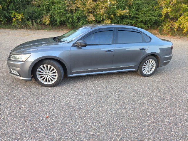 Used 2017 Volkswagen Passat 1.8T SEL Premium FWD image 2