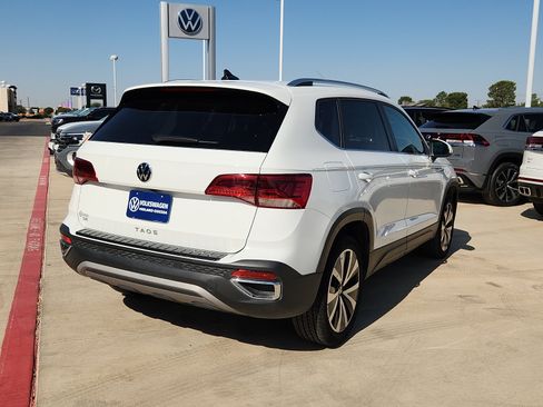 Used 2024 Volkswagen Taos SE w/ MDO Package FWD image 5